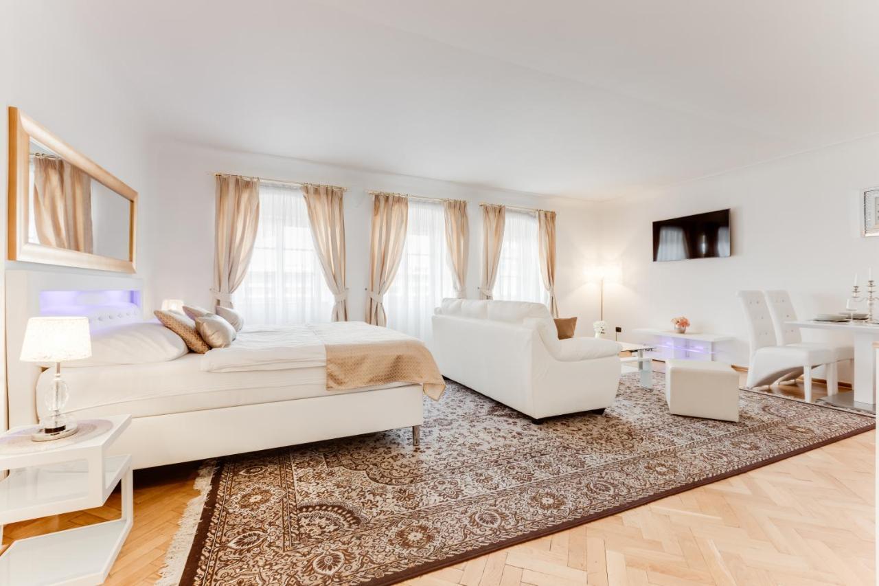 Charles Bridge Royal Apartments - Castle District Prague Exterior photo