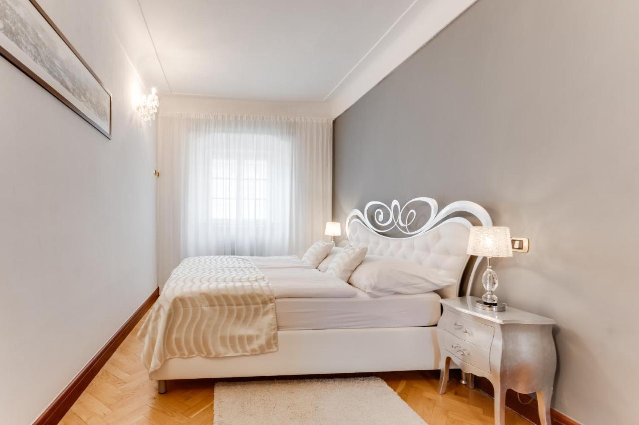 Charles Bridge Royal Apartments - Castle District Prague Exterior photo