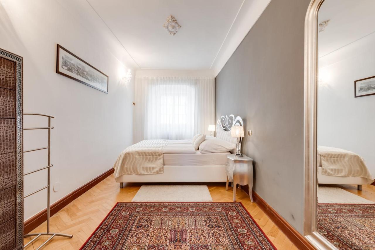 Charles Bridge Royal Apartments - Castle District Prague Exterior photo
